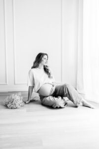 Woman wearing a tee-shirt and jeans to her maternity photoshoot and looking gorgeous